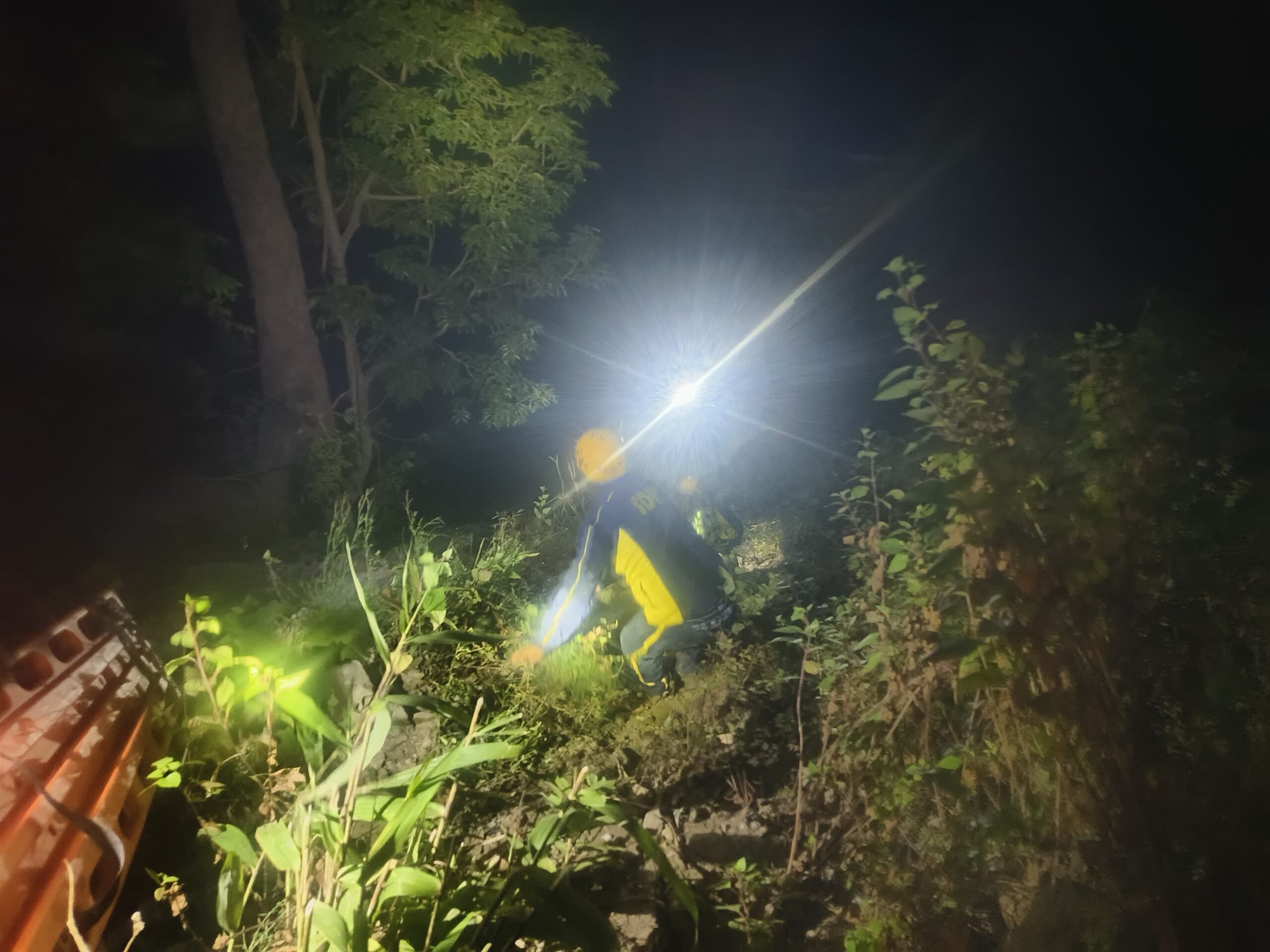 सुखीढांग क्षेत्रांतर्गत खाई में गिरा वाहन, एसडीआरएफ ने रेस्क्यू कर घायलों को पहुंचाया अस्पताल।