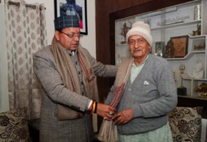 सीएम धामी ने उत्तराखंड के पूर्व मुख्यमंत्री भगत सिंह कोश्यारी से की शिष्टाचार भेंट