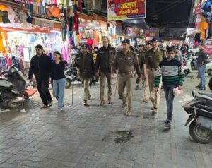 एसएसपी देहरादून द्वारा पलटन बाजार का पैदल भ्रमण कर लिया पुलिस व्यवस्थाओं का जायजा