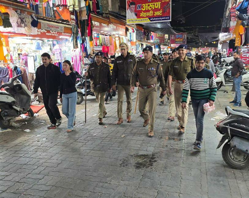एसएसपी देहरादून द्वारा पलटन बाजार का पैदल भ्रमण कर लिया पुलिस व्यवस्थाओं का जायजा