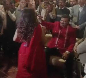 भाजपा के पूर्व विधायक कुंवर प्रणव सिंह चैंपियन ठुमको पर पैसे उड़ाते आए नज़र