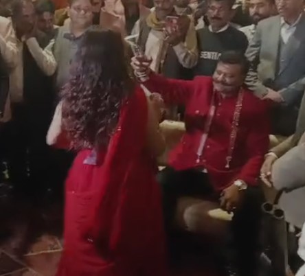 भाजपा के पूर्व विधायक कुंवर प्रणव सिंह चैंपियन ठुमको पर पैसे उड़ाते आए नज़र