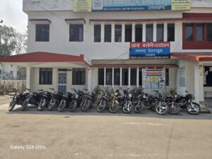 यातायात नियमो का उल्लंघन कर अराजकता फैलाने वालो को दून पुलिस ने पढ़ाया कानून का पाठ