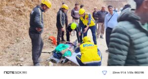 बसौली (ताकुला) में दर्दनाक सड़क हादसा – एसडीआरएफ का त्वरित रेस्क्यू अभियान