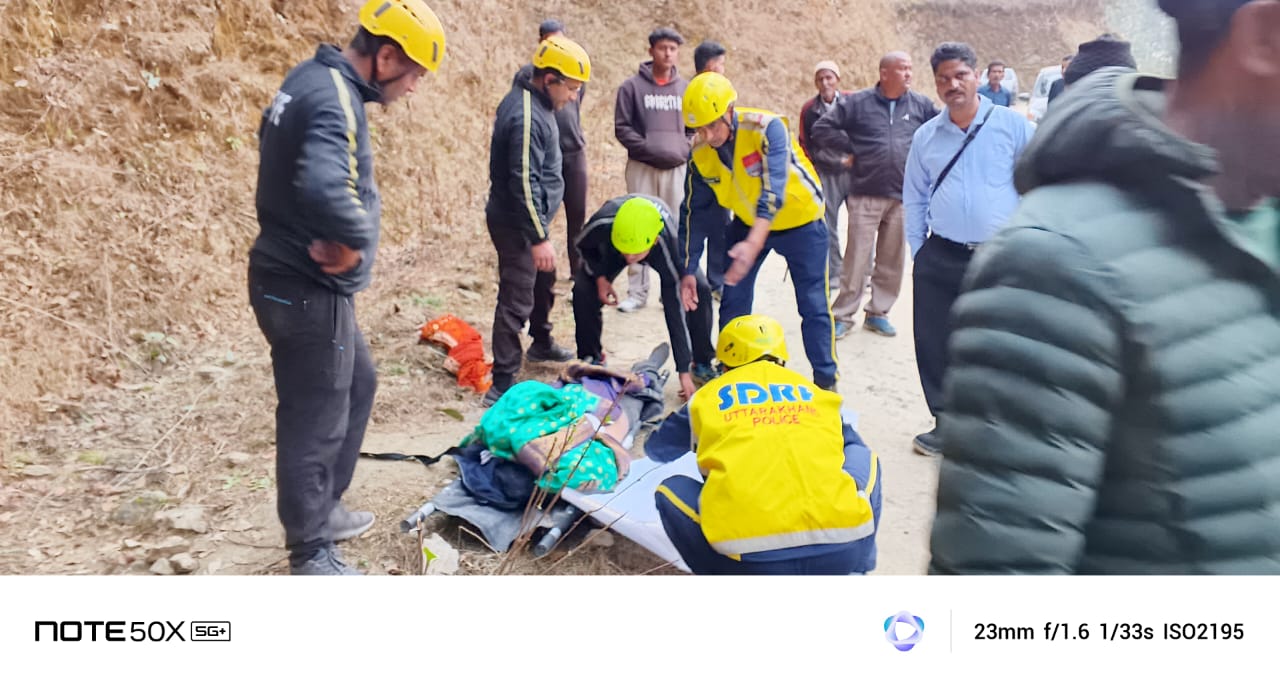 बसौली (ताकुला) में दर्दनाक सड़क हादसा – एसडीआरएफ का त्वरित रेस्क्यू अभियान