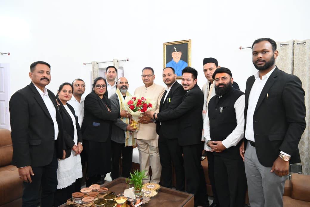 कैबिनेट मंत्री गणेश जोशी नवनिर्वाचित कार्यकारिणी एवं बार एसोसिएशन के अध्यक्ष को दी बधाई