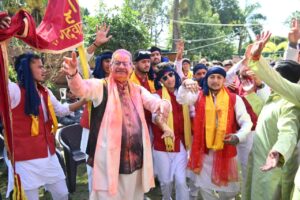 कैबिनेट मंत्री गणेश जोशी के आवास पर पारंपरिक रंगों के साथ मना होली मिलन समारोह