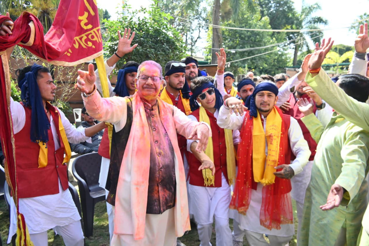 कैबिनेट मंत्री गणेश जोशी के आवास पर पारंपरिक रंगों के साथ मना होली मिलन समारोह