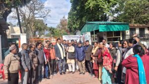कांग्रेस नेता धस्माना पहुंचे एनआईवीएच गेट में धरना दे रहे कर्मचारियों के बीच
