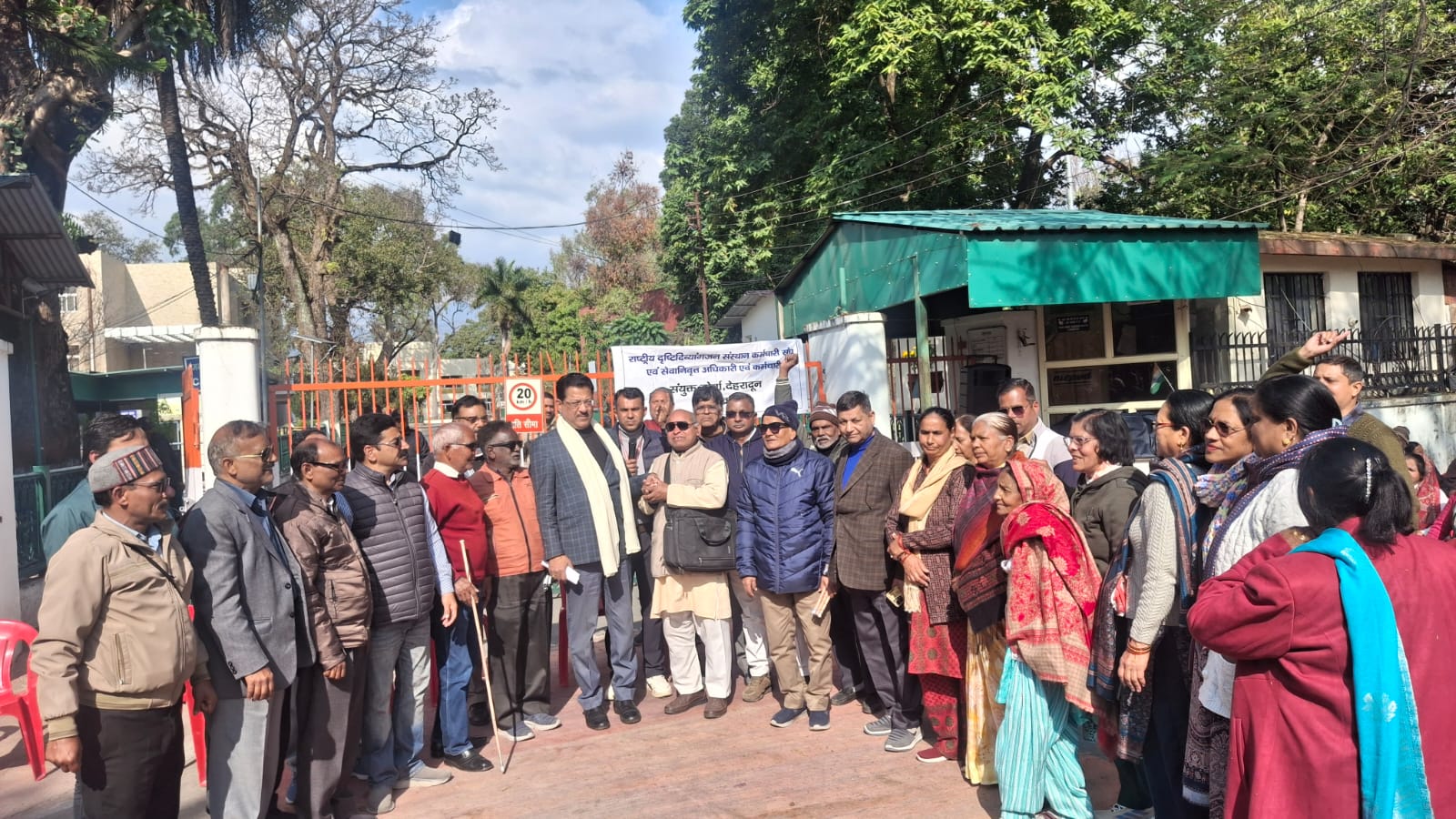 कांग्रेस नेता धस्माना पहुंचे एनआईवीएच गेट में धरना दे रहे कर्मचारियों के बीच