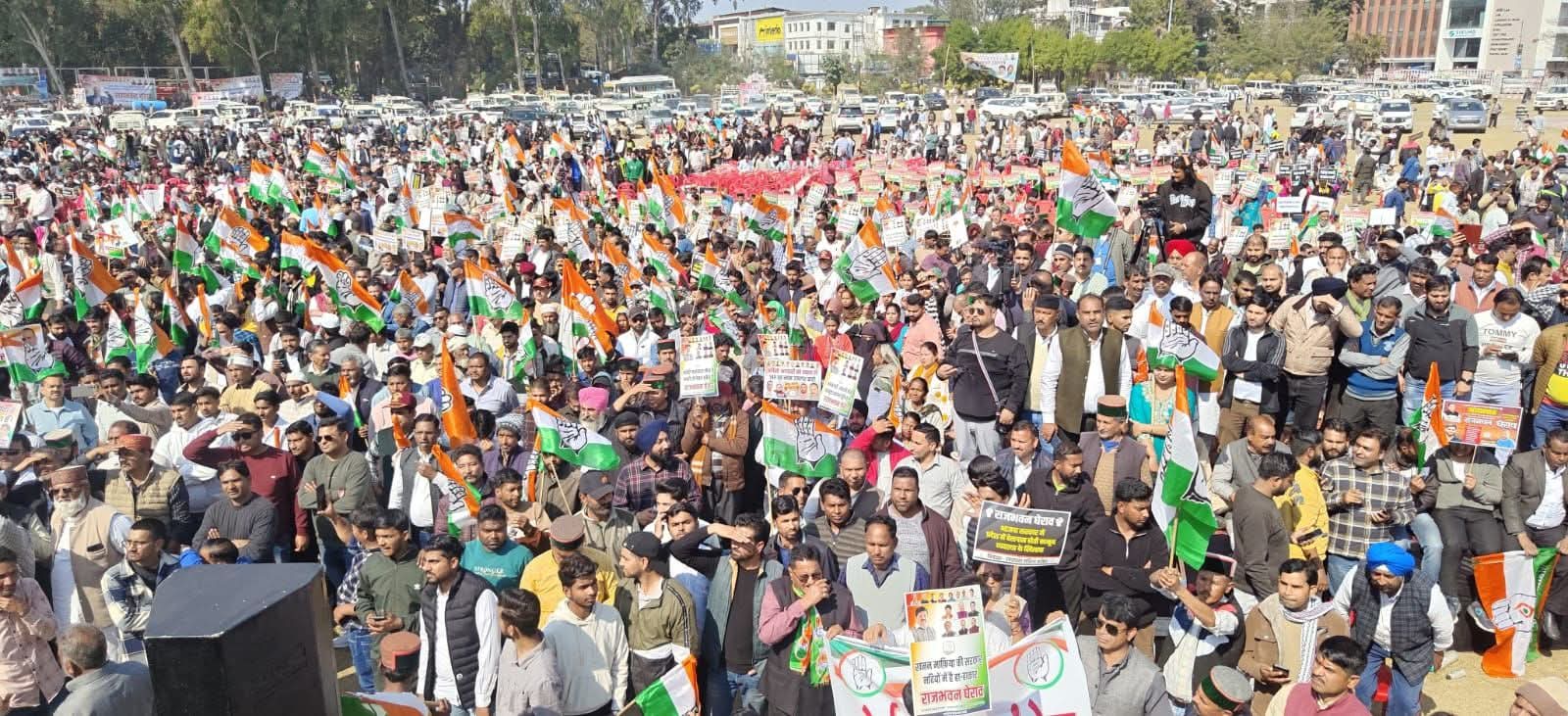 कांग्रेस ने महिला अपराध, भ्रष्टाचार, बेरोजगारी, ध्वस्त कानून व्यवस्था, महंगाई व जंगली जानवरों के हमलों के खिलाफ किया राजभवन घेराव