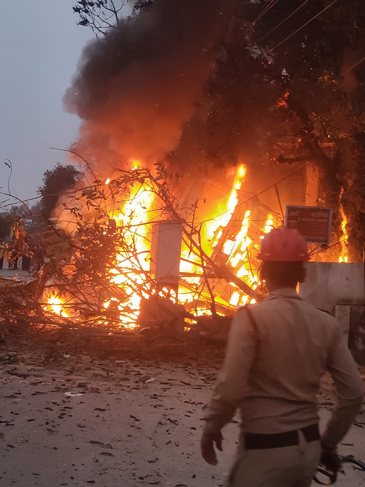मोहब्बेवाला चौक के पास टाइल से लदे ट्रक में लगी आग, बड़ा हादसा टला