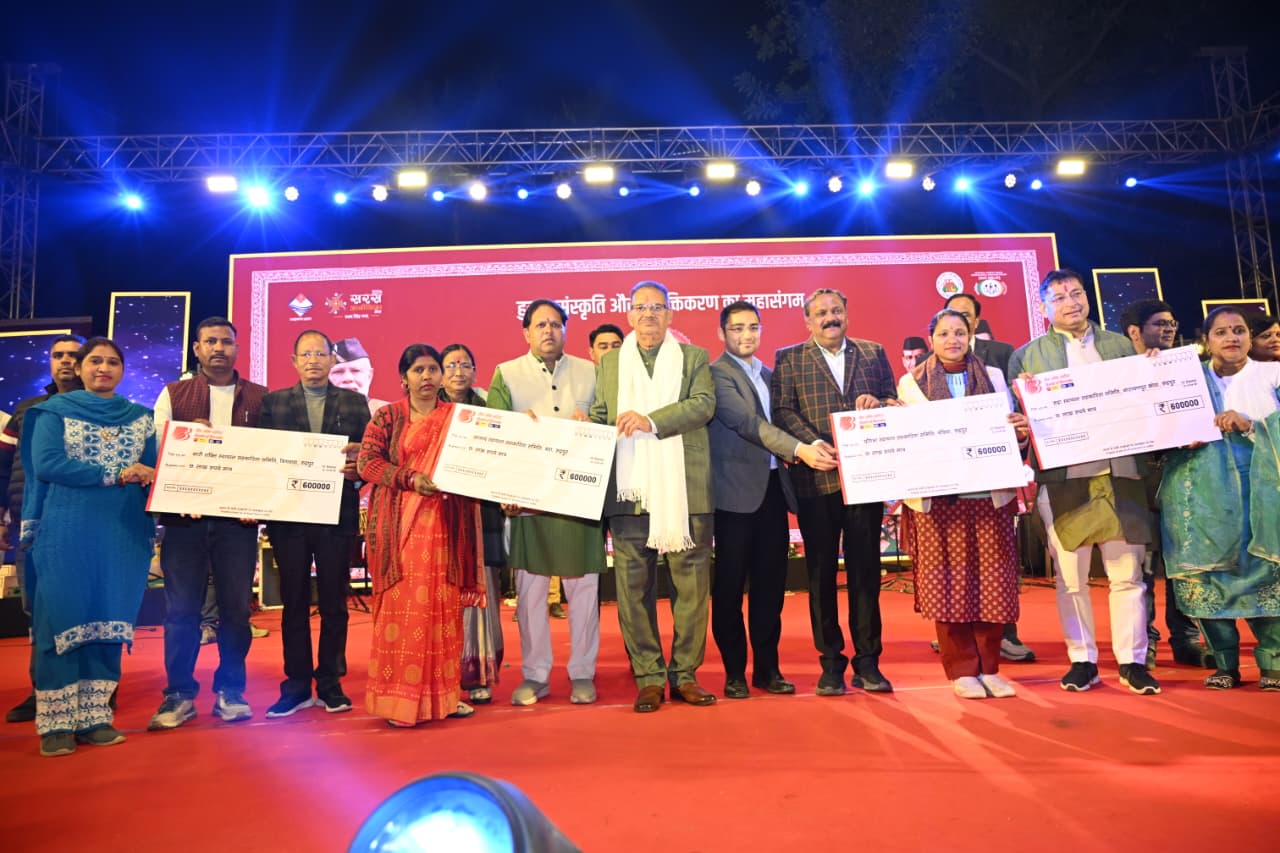 रुद्रपुर में कार्निवाल सरस आजीविका मेला-2026 में शामिल हुए ग्राम्य विकास मंत्री गणेश जोशी