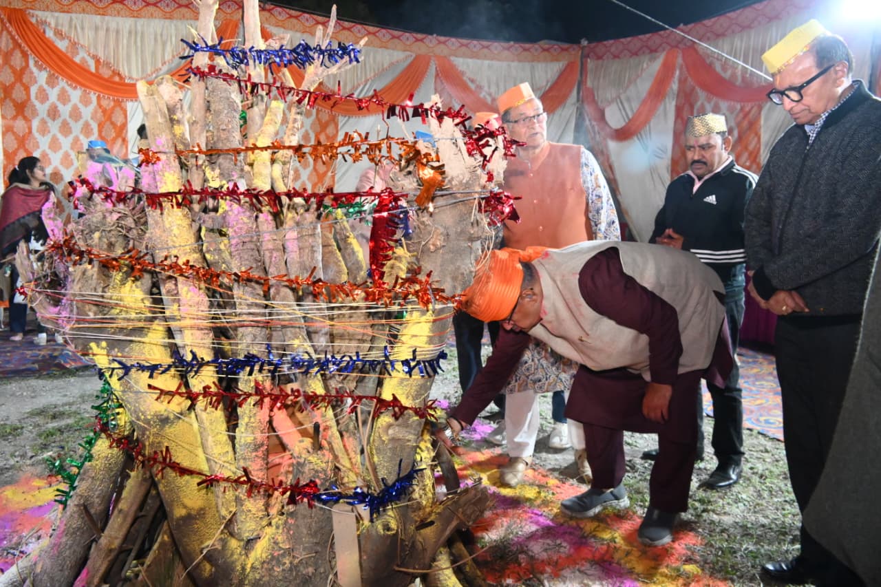 कैबिनेट मंत्री गणेश जोशी ने होलिका दहन में किया प्रतिभाग, प्रदेशवासियों को दी होली की शुभकामनाएं