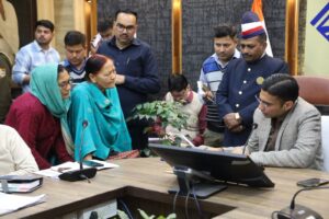 एचडीसी कॉलोनी में सीवर धंसे, सड़क टूटी, डीएम ने मांगा जबाव, जनदर्शन से गायब इंजीनियर का रोका वेतन