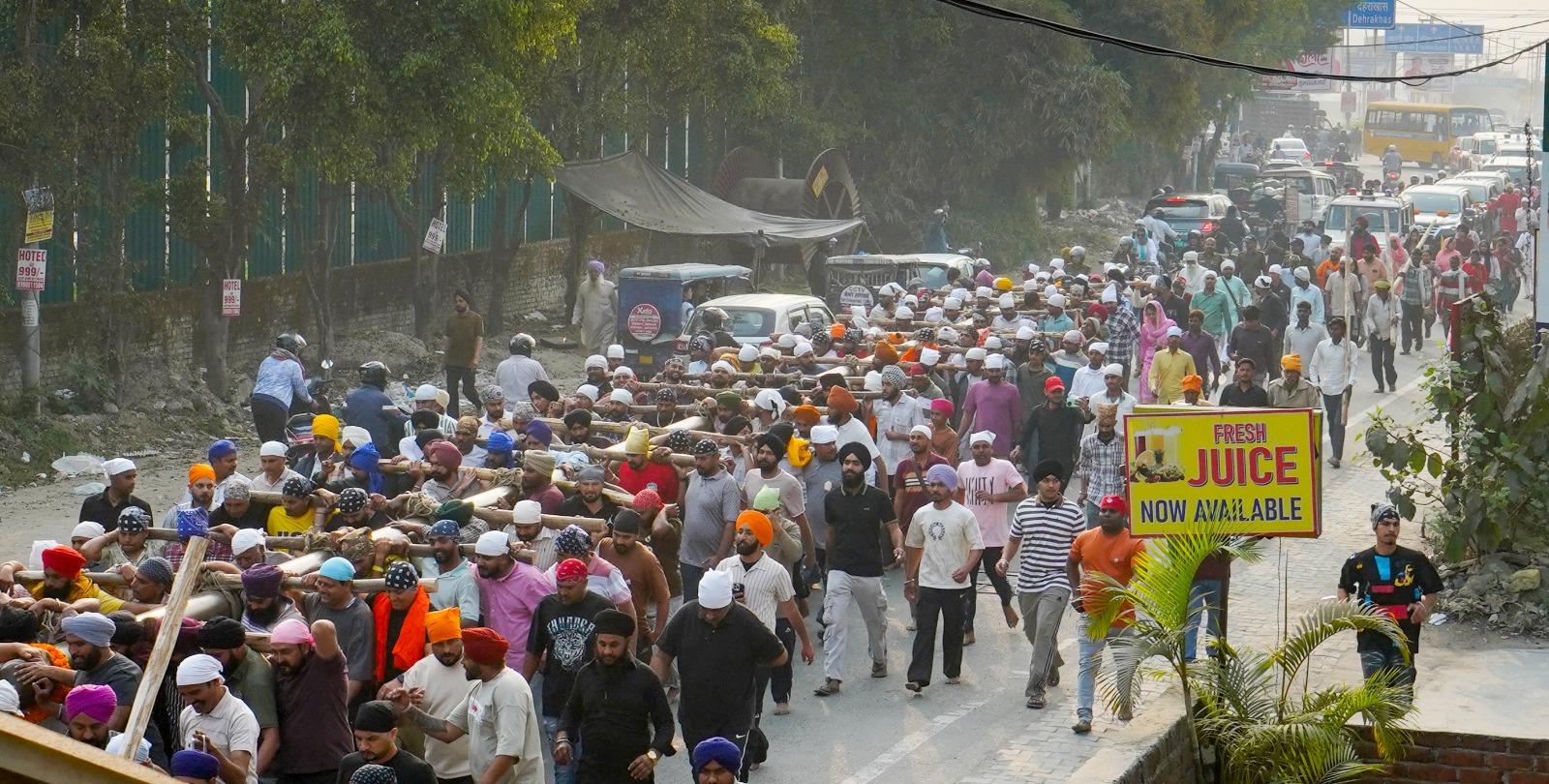 94 फीट ऊंचे नए ध्वजदण्ड को कंधों पर उठाकर श्री दरबार साहिब पहुंची संगतें