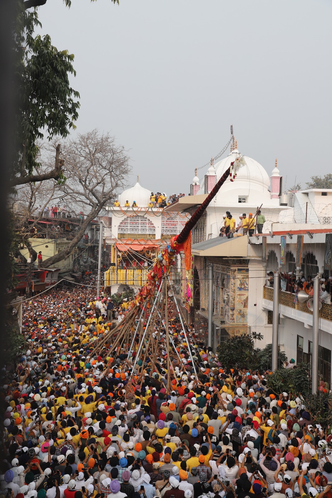 श्री दरबार साहिब में उमड़ा आस्था का महासागर, झण्डे जी पर झुके लाखों शीश, गुरु राम राय जी महाराज व महंत देवेन्द्र दास महाराज के जयकारों से गूंजी द्रोणनगरी