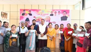 अंतर्राष्ट्रीय महिला दिवस पर पूर्व सैनिक की बेटी को लैपटॉप प्रदान करने कैबिनेट मंत्री गणेश जोशी, आपदा प्रभावित परिवारों को भी बांटी सहायता राशि
