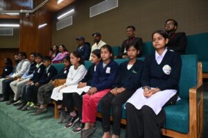 विधानसभा अध्यक्ष ऋतु खण्डूडी भूषण की पहल पर गैरसैंण के 09 बच्चों ने देखा भराड़ीसैंण स्थित विधानसभा भवन में चल रहा बजट सत्र