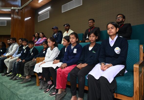 विधानसभा अध्यक्ष ऋतु खण्डूडी भूषण की पहल पर गैरसैंण के 09 बच्चों ने देखा भराड़ीसैंण स्थित विधानसभा भवन में चल रहा बजट सत्र