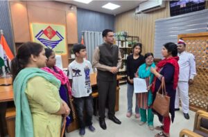दो जरूरतमंद महिलाओं को सीएसआर फंड से मिली एक-एक लाख रुपये की आर्थिक सहायता