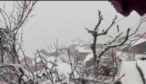 हर्षिल घाटी में भारी बर्फबारी, सुक्की टॉप पर सड़क बंद, कई गांवों का संपर्क टूटा