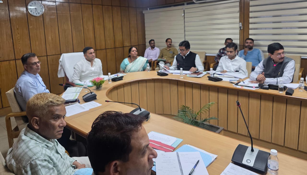प्रदेश के शहरी विकास मंत्री राम सिंह कैड़ा ने विधानसभा स्थित सभागार कक्ष में विभागीय अधिकारियों के साथ समीक्षा बैठक की। समय से कार्य को पूर्ण करने के दिये निर्देश