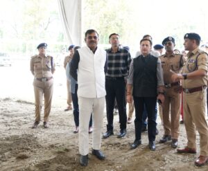 शासन-प्रशासन के वरिष्ठ अधिकारियों ने प्रधानमंत्री नरेन्द्र मोदी के उत्तराखण्ड दौरे की तैयारियों को लेकर कार्यक्रम स्थल का स्थलीय निरीक्षण किया