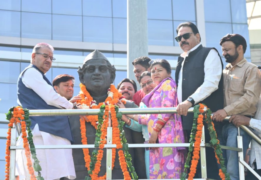 कैबिनेट मंत्री गणेश जोशी ने हेमवती नंदन बहुगुणा की प्रतिमा पर माल्यार्पण कर दी उन्हें श्रद्धांजलि