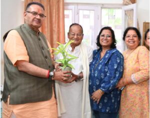 मंत्री गणेश जोशी ने रिटायर्ड हवलदार उदय सिंह थापा को दी 100वें जन्मदिवस की शुभकामनाएं