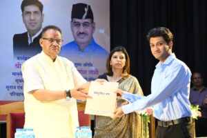 पूर्व सैनिक आश्रितों के लिए आयोजित रोजगार मेले में चयनित लोगों को नियुक्त पत्र प्रदान करते सैनिक मंत्री गणेश जोशी