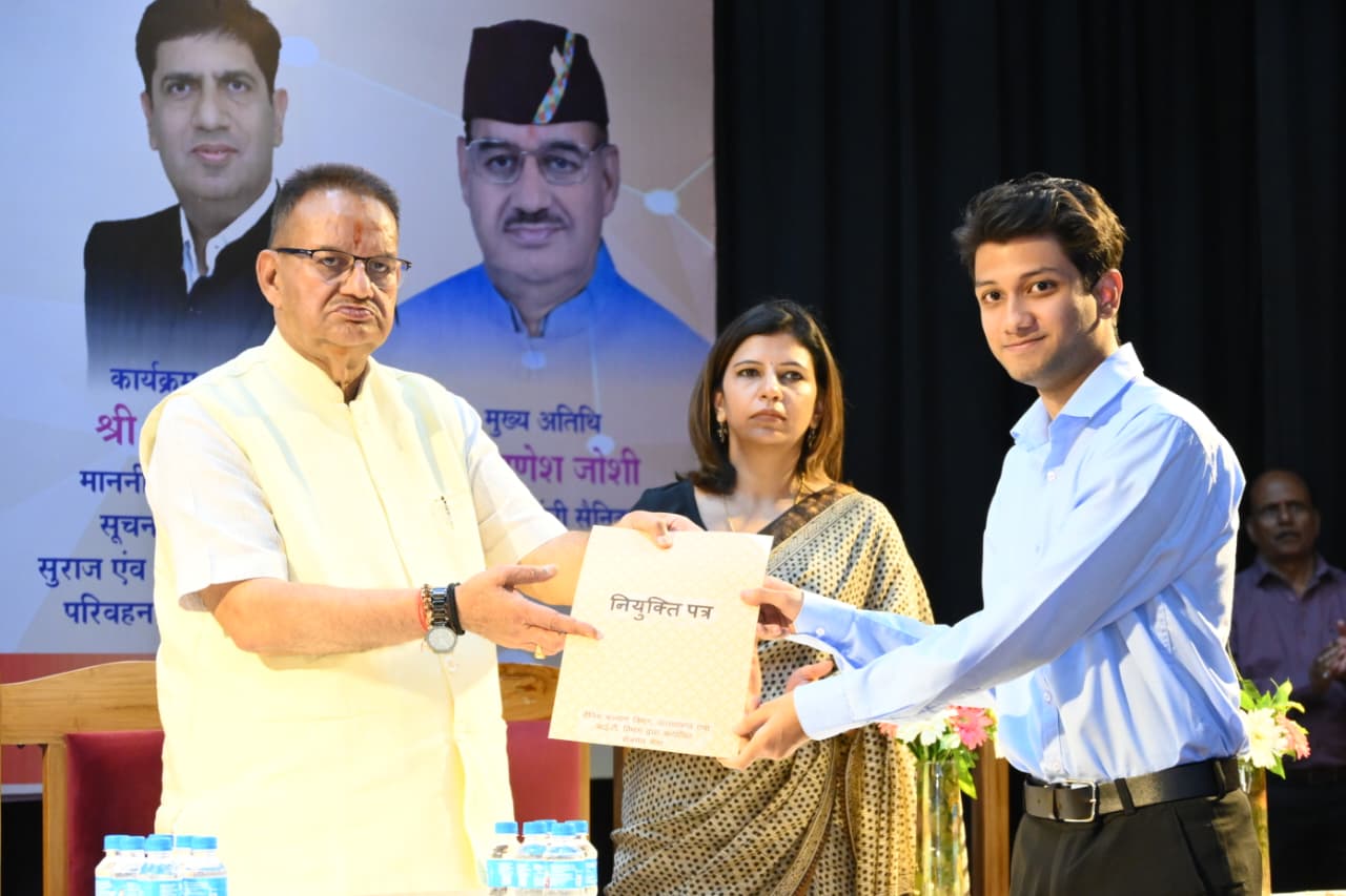 पूर्व सैनिक आश्रितों के लिए आयोजित रोजगार मेले में चयनित लोगों को नियुक्त पत्र प्रदान करते सैनिक मंत्री गणेश जोशी