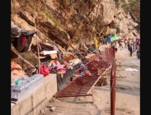 सोनप्रयाग के पास हनुमान मंदिर मार्ग पर पत्थर गिरने से हादसा, एक की मौत, एक गंभीर घायल