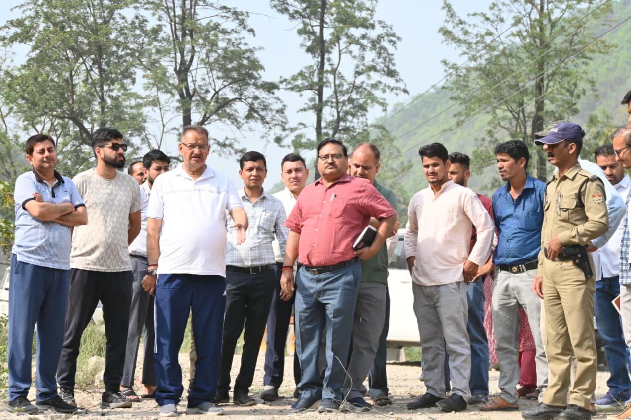 सुबह-सुबह आपदा प्रभावित क्षेत्र सरखेत पहुंचे कैबिनेट मंत्री गणेश जोशी, सुरक्षात्मक एवं विकास कार्यों का किया निरीक्षण
