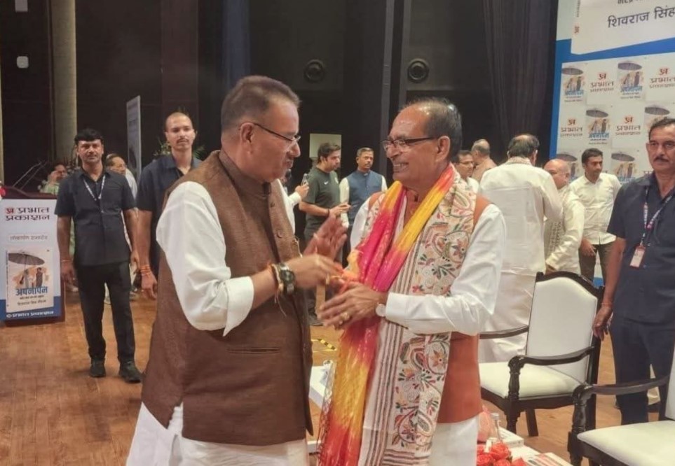 “अपनापन – नरेंद्र मोदी संग मेरे अनुभव” पुस्तक का विमोचन, कृषि मंत्री गणेश जोशी हुए शामिल