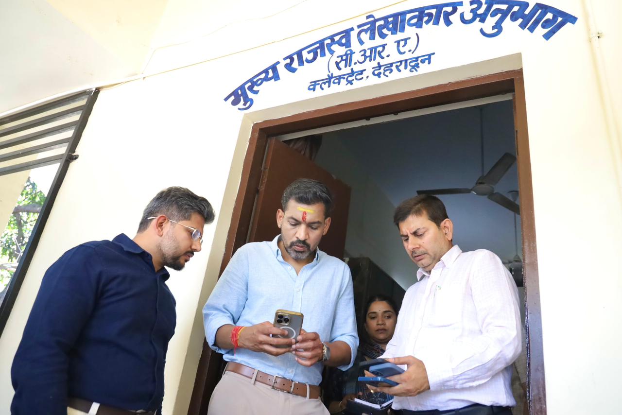 डीएम ने कलेक्ट्रेट परिसर स्थित कार्यालयों, रिकॉर्ड रूम एवं आपदा परिचालन केन्द्र का किया निरीक्षण; अधिकारियों कार्मिकों को दिए आवश्यक दिशा-निर्देश