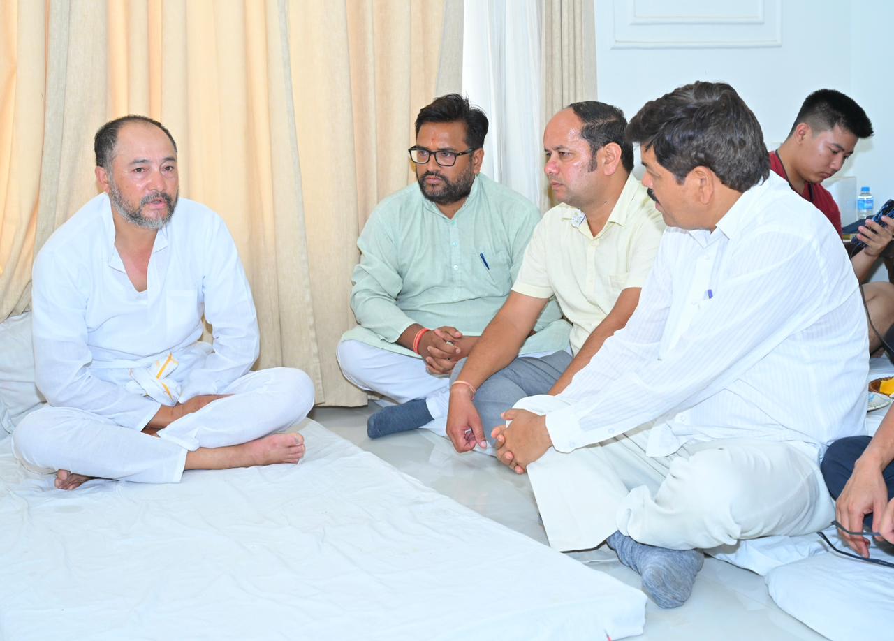 गणेश गोदियाल ने नीट परीक्षा पेपर लीक प्रकरण के कारण मानसिक तनाव में आत्महत्या करने वाली रिया थापा  के परिजनों से मुलाकात कर संवेदना व्यक्त की