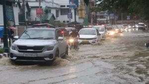 मूसलाधार बारिश से देहरादून बना तालाब, नदी-नाले उफनाए; तस्वीरें बयां कर रही हाल