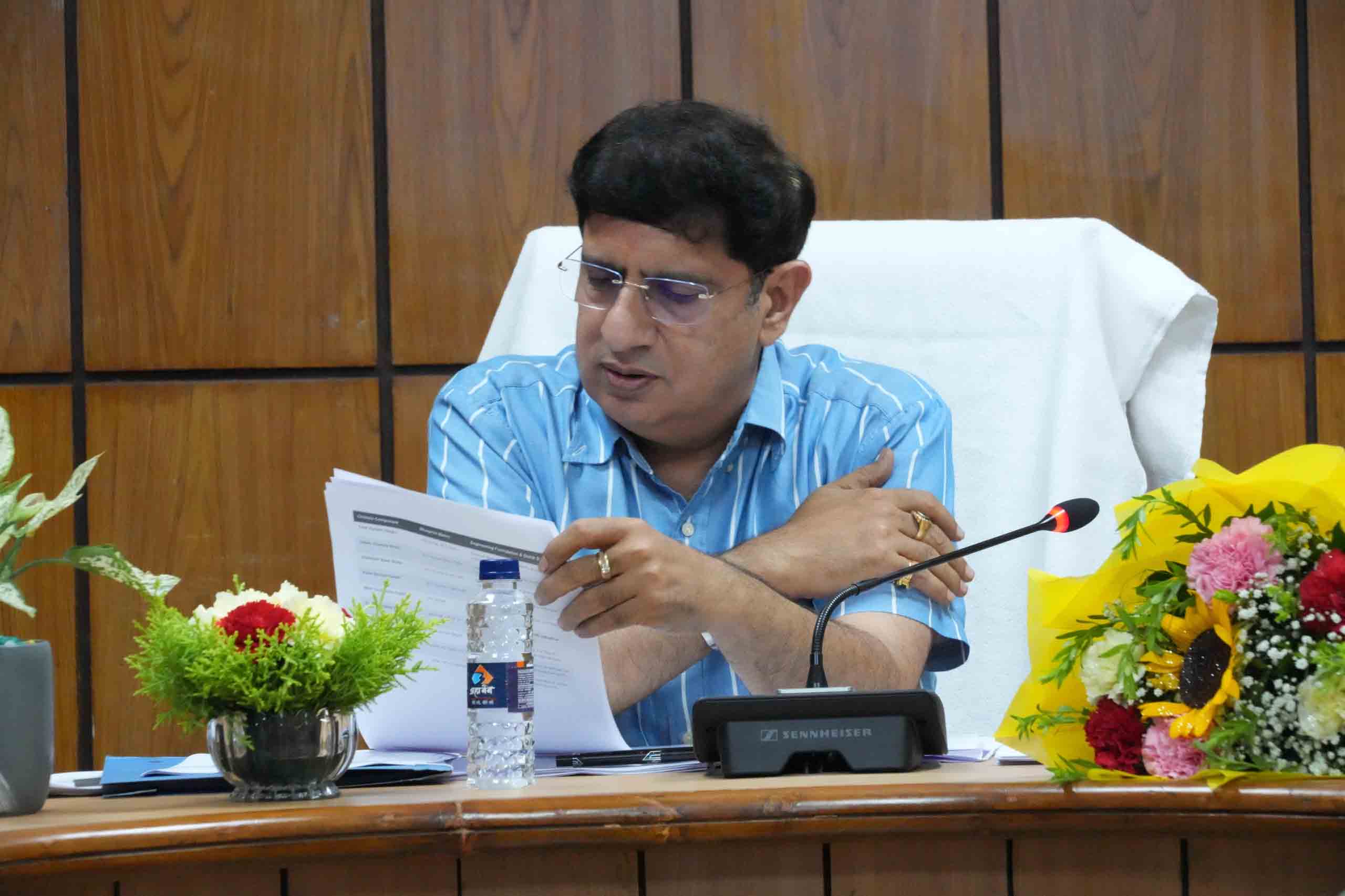 परिवहन मंत्री प्रदीप बत्रा ने विधान सभा स्थित सभागार कक्ष में सम्बन्धित अधिकारियों के साथ बैठक आयोजित कर विभागीय कार्यों की समीक्षा की।