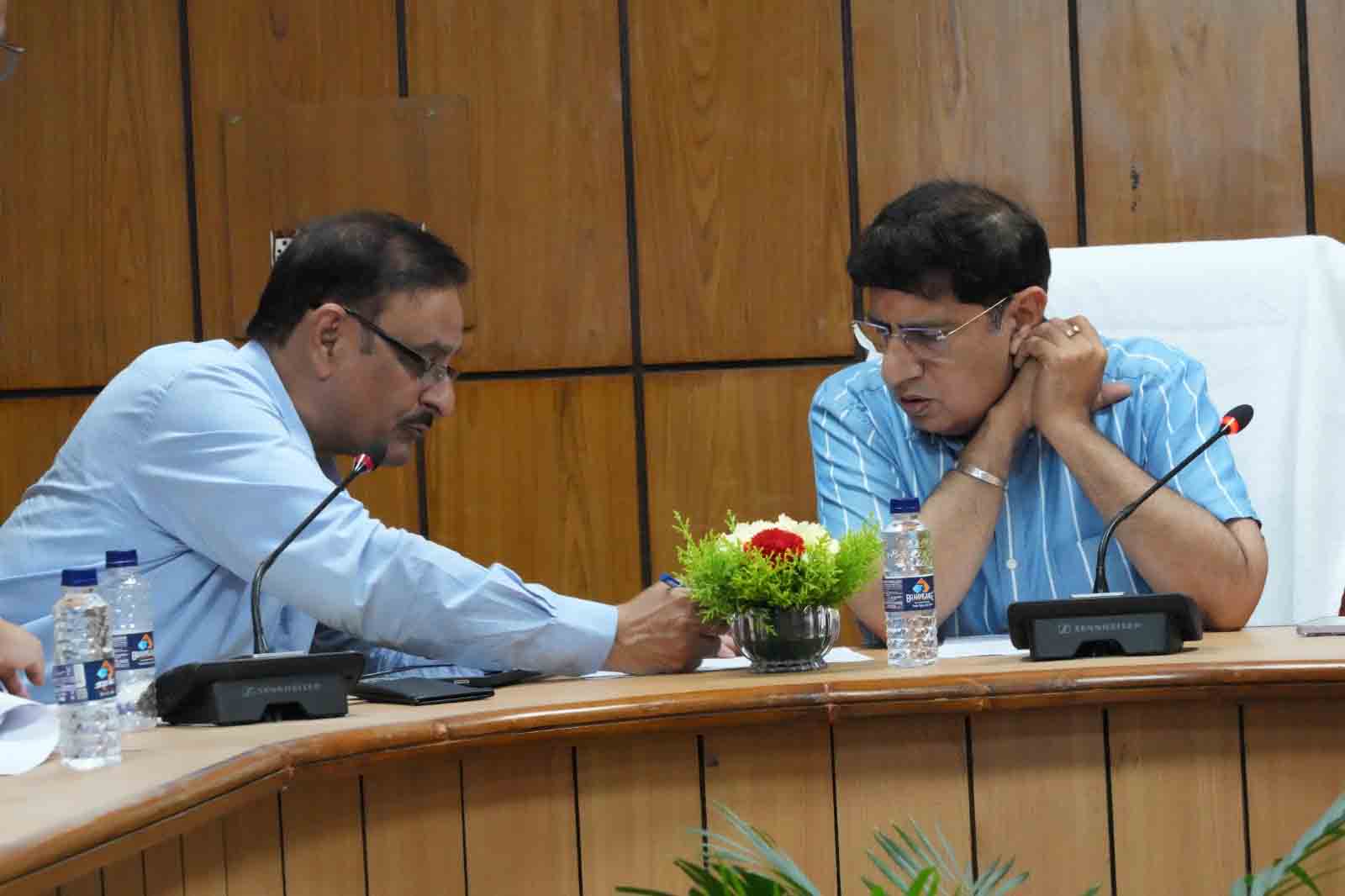 कैबिनेट मंत्री प्रदीप बत्रा ने हऱिद्वार क्षेत्र के अंतर्गत आगामी कांवड़ यात्रा तथा वर्षाकाल में सम्भावित समस्याओं से निपटने की तैयारियों के संबंध में लोक निर्माण विभाग के अधिकारियों के साथ बैठक की