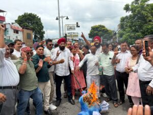 राहुल गांधी सहित कांग्रेस नेताओं के साथ हुई गिरफ्तारी एवं कथित अभद्र व्यवहार के विरोध में महानगर कांग्रेस ने केंद्र सरकार का किया पुतला दहन