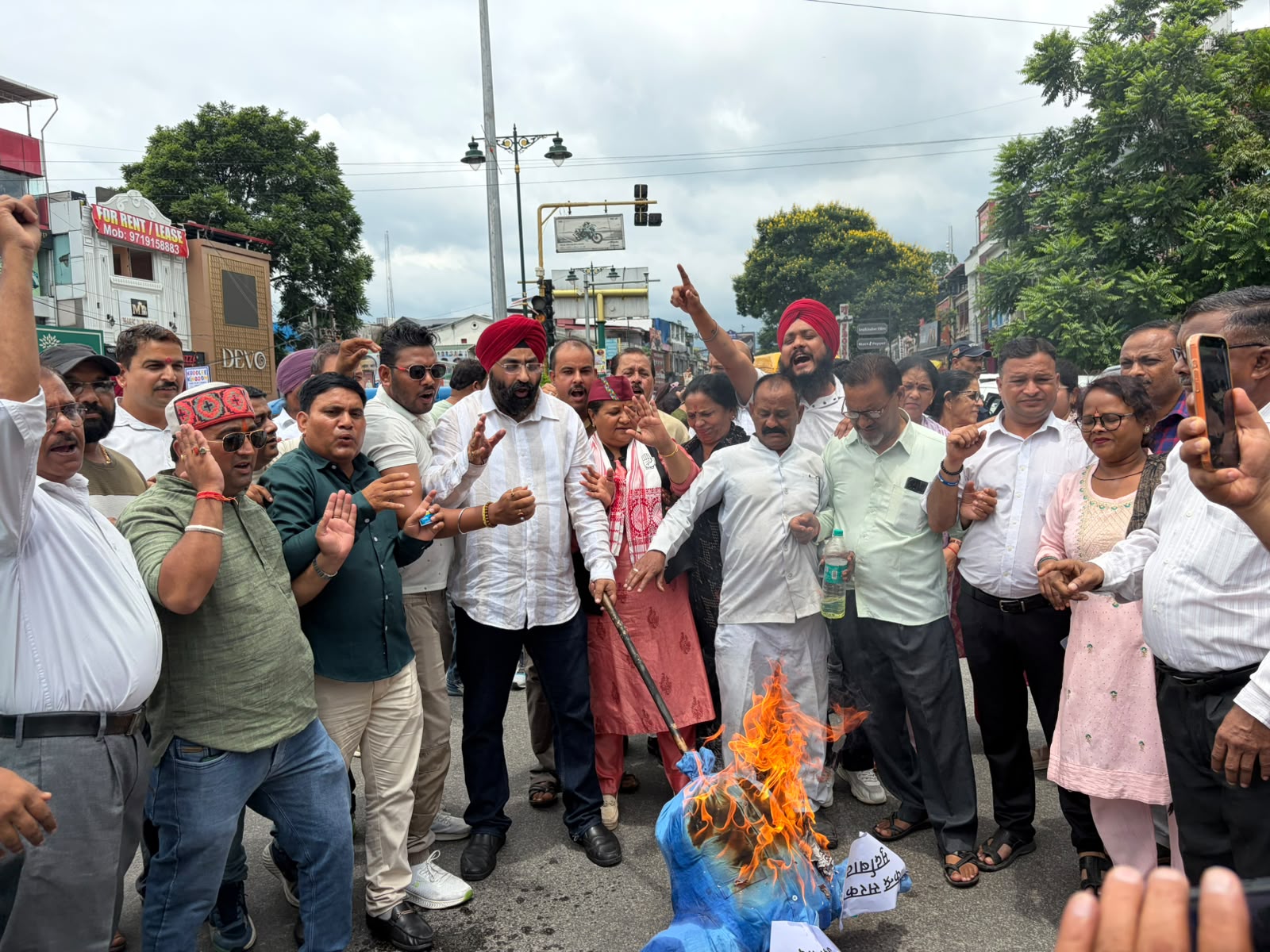 राहुल गांधी सहित कांग्रेस नेताओं के साथ हुई गिरफ्तारी एवं कथित अभद्र व्यवहार के विरोध में महानगर कांग्रेस ने केंद्र सरकार का किया पुतला दहन