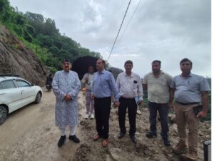 लोनिवि मंत्री महाराज ने किया मसूरी, कोल्हूखेत, पानी वाले बैंड सड़क का औचक निरीक्षण