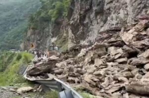 ऋषिकेश-बदरीनाथ हाईवे ठप: भल्लेगांव बागवान के पास पहाड़ी से भारी मलबा गिरने से बंद हुआ मार्ग