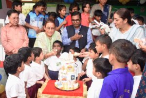 कैबिनेट मंत्री रेखा आर्या ने बच्चों के साथ केक काटकर मनाया मुख्यमंत्री धामी का जन्मदिन