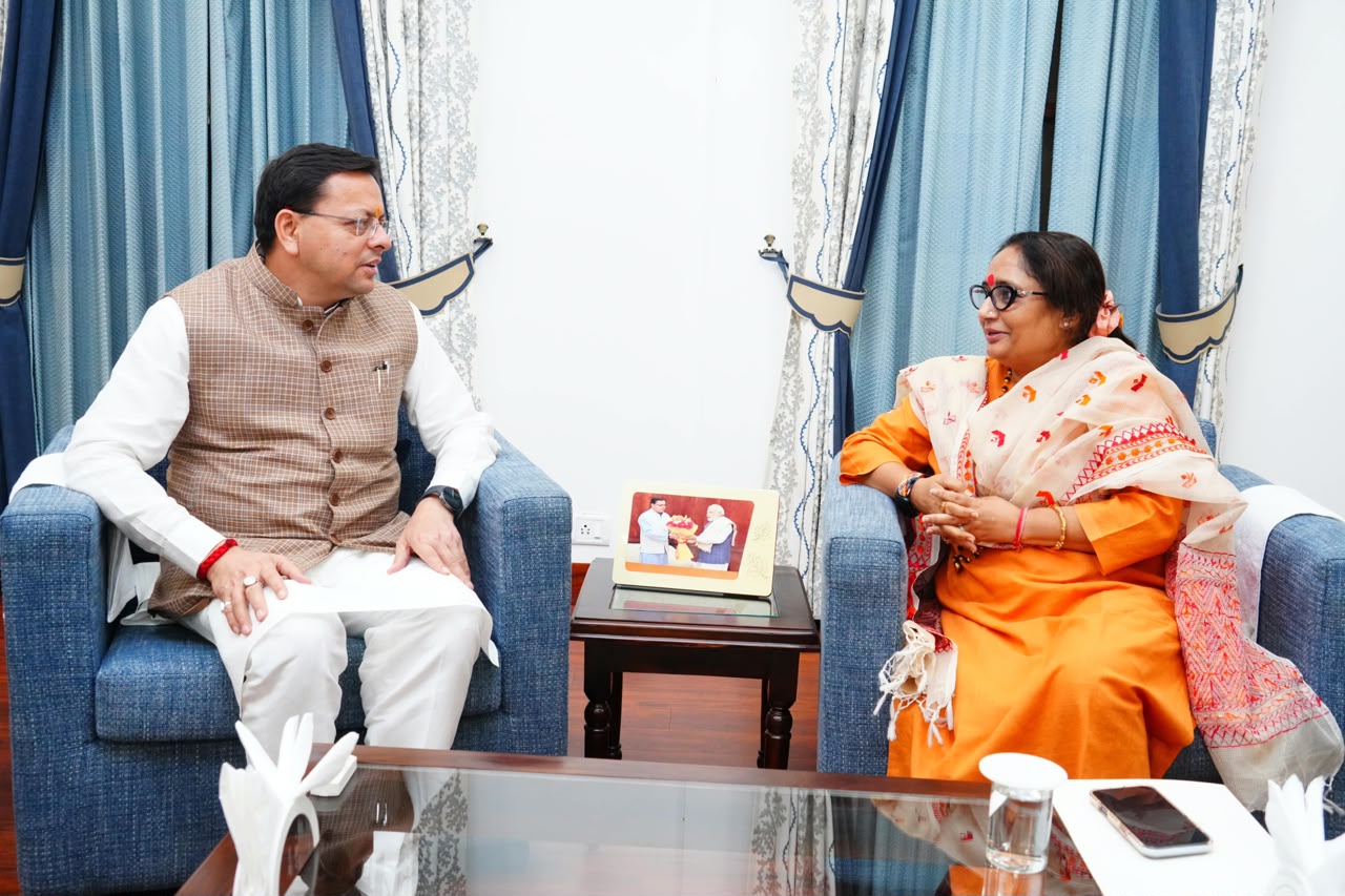 मुख्यमंत्री से विधानसभा अध्यक्ष ऋतु खण्डूडी भूषण ने की भेंट, नवनिर्मित बस अड्डे एवं अन्य विकास योजनाओं के लोकार्पण के लिए मुख्यमंत्री को कोटद्वार आने का दिया निमंत्रण