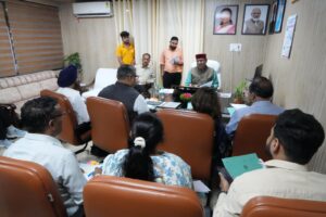 प्रदेश के अल्पसंख्यक कल्याण मंत्री खजान दास ने विधान सभा स्थित कार्यालय कक्ष में विभागीय  की समीक्षा बैठक