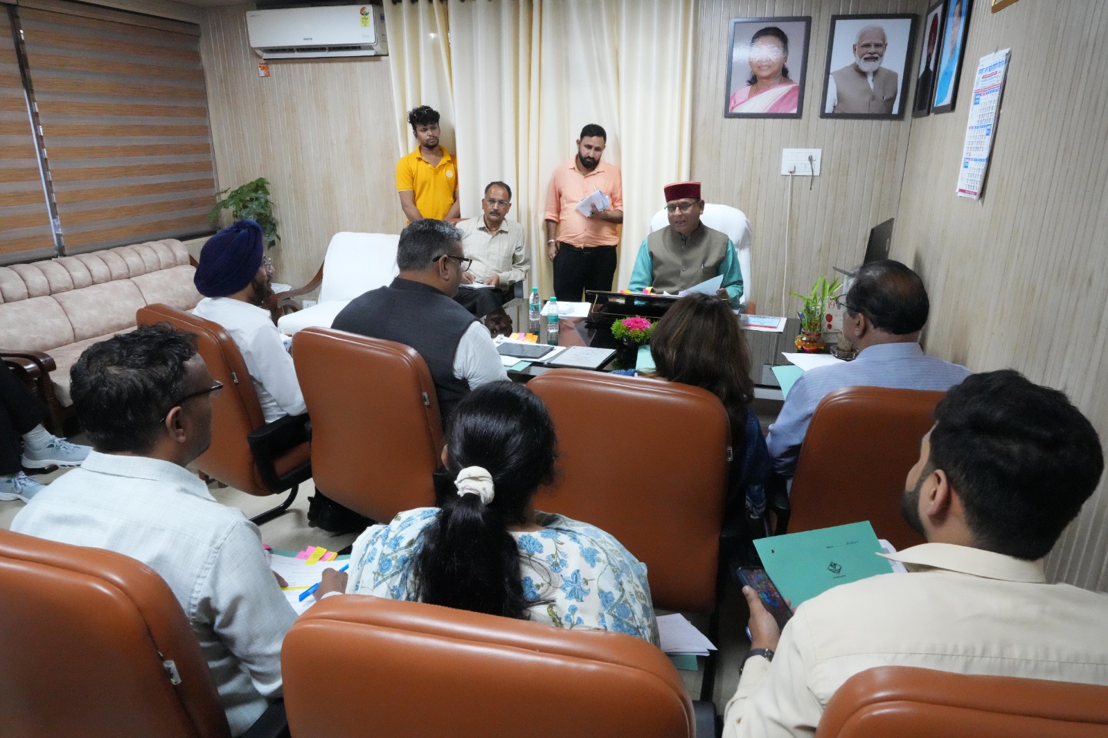 प्रदेश के अल्पसंख्यक कल्याण मंत्री खजान दास ने विधान सभा स्थित कार्यालय कक्ष में विभागीय  की समीक्षा बैठक