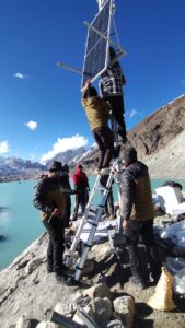 वसुंधरा ताल में पूर्व चेतावनी प्रणाली की स्थापना का पहला चरण सफल, वैज्ञानिक दल लौटा, सचिव आपदा प्रबंधन ने दल का यूएसडीएमए में स्वागत किया